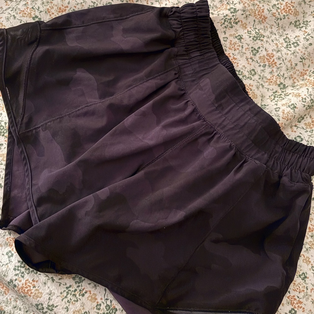 SIZE 4 (4in) BLACK CAMO LULULEMON HOTTY HOTS